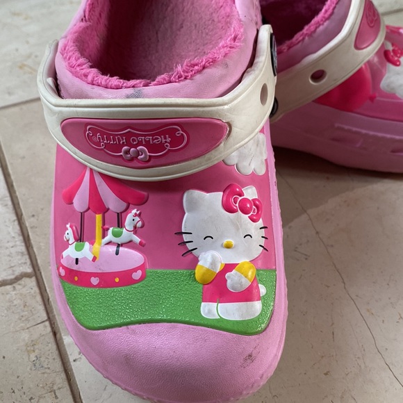 Hello Kitty lined Crocs - Picture 5 of 8